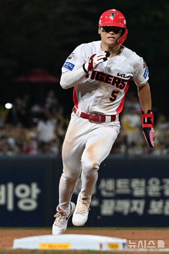 [전남광주=뉴시스] 이영주 기자 = 12일 오후 전남광주 북구 광주-기아챔피언스필드에서 열린 2026 신한 SOL KBO리그 LG트윈스 대 KIA타이거즈의 경기. 4회 말 무사 1루 KIA 김도영이 카스트로의 안타에 1루에서 3루로 달리고 있다. 2026.10.12. leeyj2578@newsis.com