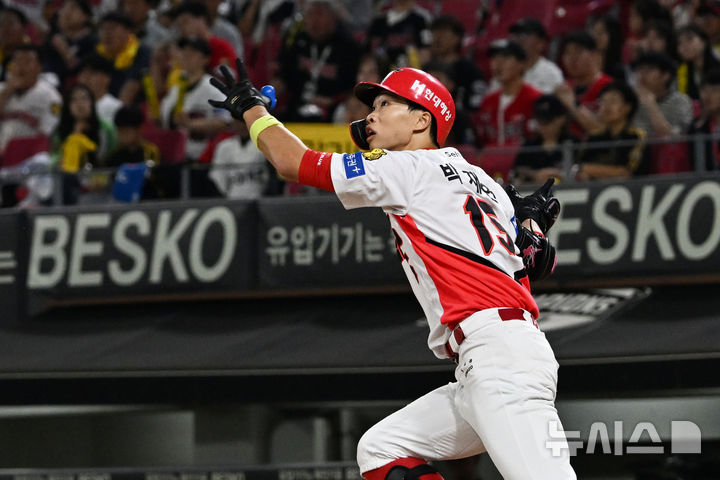 [전남광주=뉴시스] 이영주 기자 = 12일 오후 전남광주 북구 광주-기아챔피언스필드에서 열린 2026 신한 SOL KBO리그 LG트윈스 대 KIA타이거즈의 경기. 5회 말 1사 2루 KIA 박재현이 방망이를 휘두른 뒤 공을 바라보고 있다. 2026.10.12. leeyj2578@newsis.com