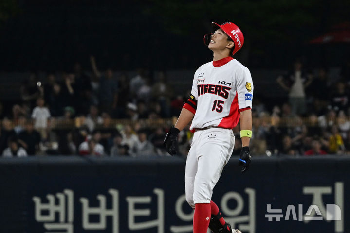 [전남광주=뉴시스] 이영주 기자 = 12일 오후 전남광주 북구 광주-기아챔피언스필드에서 열린 2026 신한 SOL KBO리그 LG트윈스 대 KIA타이거즈의 경기. 5회 말 1사 2루 KIA 박재현이 그라운드를 돌던 중 홈런에 가까운 타구가 파울 라인을 벗어나자 아쉬워하고 있다. 2026.10.12. leeyj2578@newsis.com