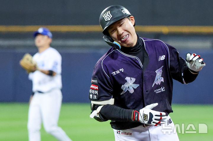 [대구=뉴시스] 이무열 기자 = 12일 대구 수성구 삼성라이온즈파크에서 열린 2026 신한 SOL KBO리그 KT 위즈와 삼성 라이온즈 경기, 8회초 1사 주자 없는 상황에서 KT 최원준이 내야 땅볼을 친 뒤 아쉬워하고 있다. 2026.10.12. lmy@newsis.com