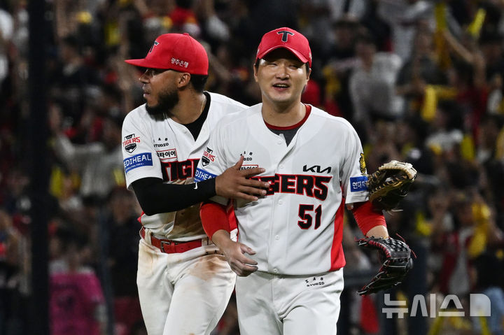 [전남광주=뉴시스] 이영주 기자 = 12일 오후 전남광주 북구 광주-기아챔피언스필드에서 열린 2026 신한 SOL KBO리그 LG트윈스 대 KIA타이거즈의 경기. KIA가 4-2로 승리를 거머쥐자 마무리투수 전상현과 1루수 카스트로가 기뻐하고 있다. 2026.10.12. leeyj2578@newsis.com