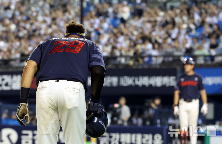 [서울=뉴시스] 박주성 기자 = 12일 오후 서울 송파구 잠실야구장에서 열린 2026 신한 SOL KBO리그 롯데 자이언츠 대 두산 베어스의 경기, 8회초 원아웃 주자 1루에서 롯데 레이예스가 안타를 치고 대주자로 교체되어 덕아웃으로 들어오며 팬들에게 인사를 하고 있다. 2026.10.12. park7691@newsis.com