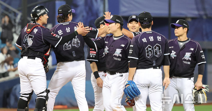 [대구=뉴시스] 이무열 기자 = 12일 대구 수성구 삼성라이온즈파크에서 열린 2026 신한 SOL KBO리그 KT 위즈와 삼성 라이온즈 경기, 4-2로 승리한 KT 선수들이 기뻐하고 있다. 2026.10.12. lmy@newsis.com