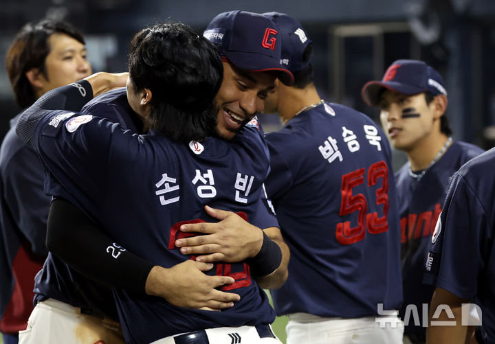 [서울=뉴시스] 박주성 기자 = 12일 오후 서울 송파구 잠실야구장에서 열린 2026 신한 SOL KBO리그 롯데 자이언츠 대 두산 베어스의 경기가 끝난 후 최다안타를 친 롯데 레이예스가 팀 동료 손성빈과 기쁨을 나누고 있다. 2026.10.12. park7691@newsis.com