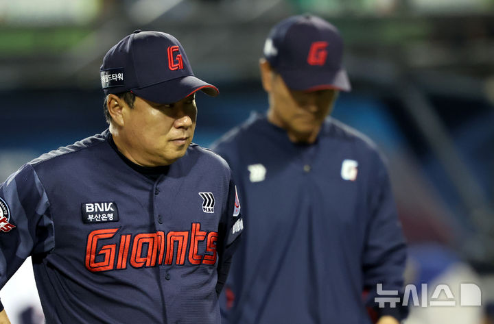 [서울=뉴시스] 박주성 기자 = 12일 오후 서울 송파구 잠실야구장에서 열린 2026 신한 SOL KBO리그 롯데 자이언츠 대 두산 베어스의 경기, 롯데가 7대4로 승리 후 김태형 감독이 그라운드를 나서고 있다. 2026.10.12. park7691@newsis.com