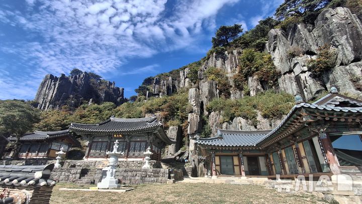 무등산 규봉암과 광석대 전경. (사진=국립공원공단 서부지역본부 제공) photo@newsis.com *재판매 및 DB 금지