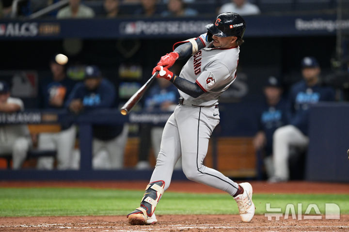 ALCS 1차전, 1점 홈런 치는 패트릭 베일리