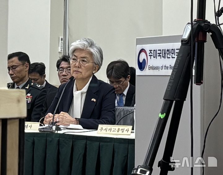 [워싱턴=뉴시스]이윤희 특파원 = 강경화 주미대사가 12일(현지 시간) 미국 워싱턴DC 주미대사관에서 열린 국회 외교통일위원회 국정감사에서 선서하고 있다. 2026.10.12. 