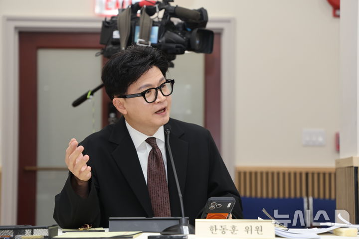 [워싱턴=뉴시스]한동훈 국민의힘 의원이 12일(현지 시간) 미국 워싱턴DC 주미대사관에서 열린 국회 외교통일위원회 국정감사에서 질의하고 있다. (사진=워싱턴공동취재단). 2026.10.13.