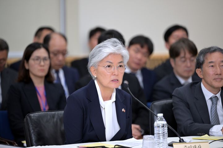 [워싱턴=뉴시스]강경화 주미대사가 12일(현지 시간) 미국 워싱턴DC 주미대사관에서 열린 국회 외교통일위원회 국정감사에서 답변하고 있다. (사진=주미대사관 제공). 2026.10.13. *재판매 및 DB 금지