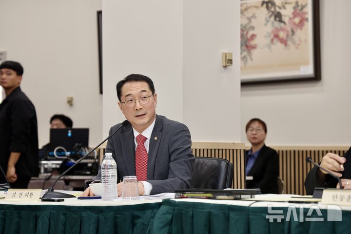 [워싱턴=뉴시스]김건 국민의힘 의원이 12일(현지 시간) 미국 워싱턴DC 주미대사관에서 열린 국회 외교통일위원회 국정감사에서 질의하고 있다. (사진=워싱턴공동취재단). 2026.10.13. 
