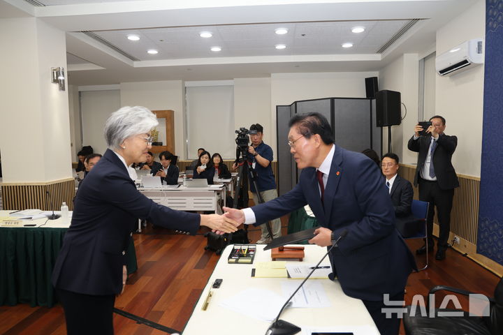 [워싱턴=뉴시스]송석준 국회 외교통일위원회 위원장과 강경화 주미대사가 12일(현지 시간) 미국 워싱턴DC에서 주미대사관 국정감사를 시작하기 앞서 악수를 나누고 있다. (사진=워싱턴공동취재단). 2026.10.13.