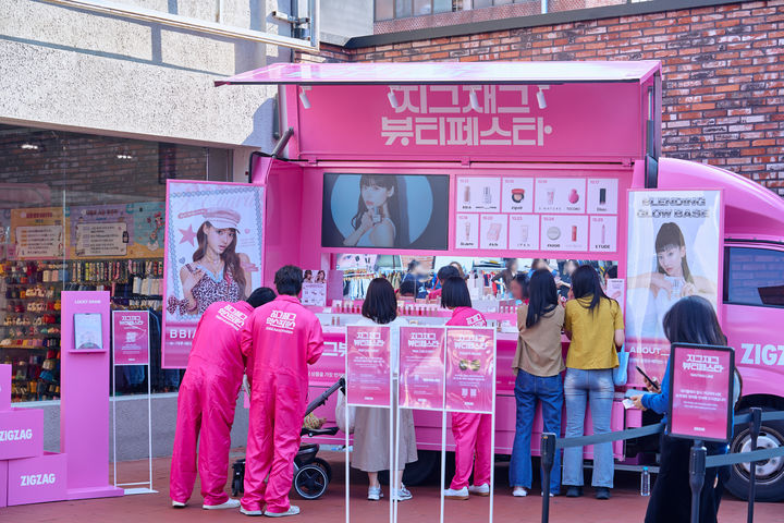 [서울=뉴시스] 카카오스타일이 운영하는 지그재그가 26일까지 온·오프라인에서 최대 90% 할인 혜택을 제공하는 '직잭뷰티 페스타'를 진행한다. 사진은 서울 성수동에 이동식 팝업스토어 '핑크카' (사진=카카오스타일 제공) 2026.10.13. photo@newsis.com *재판매 및 DB 금지