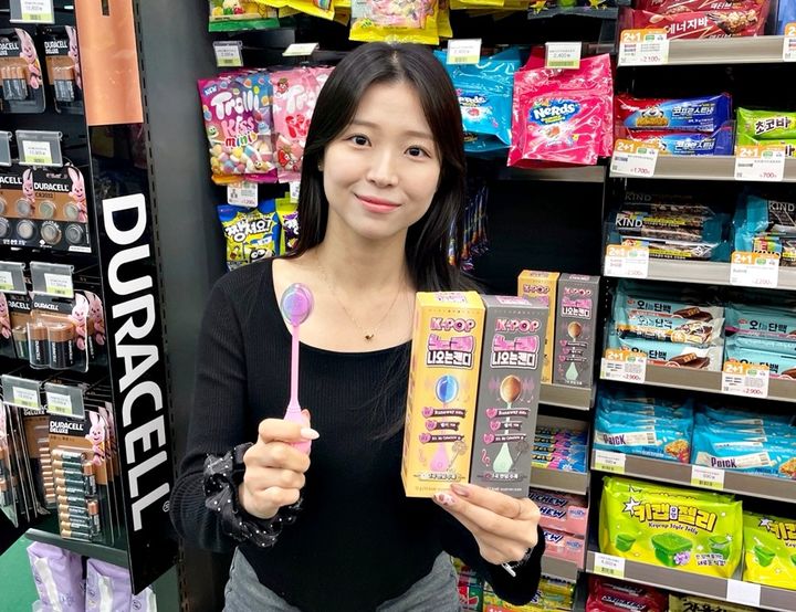 [서울=뉴시스] CU가 14일 K팝 아이돌의 음악을 들을 수 있는 '노래캔디' 3탄을 출시한다. (사진=BGF 제공) 2026.10.13. photo@newsis.com *재판매 및 DB 금지