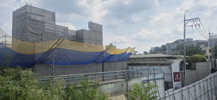 회장님들의 한남동 주택 분쟁...법원, 조정호 측 건축허가 정지 - 뉴스 썸네일 이미지