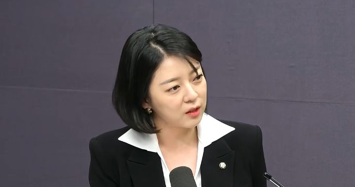 [서울=뉴시스] 배현진 국민의힘 의원이 글로벌 K-팝 행사 '패노메논'의 불공정 계약 구조를 지적하며, 박진영을 향해 마이크가 있을 때 한 말과 마이크가 없을 때 한 말의 괴리가 있다고 말했다. (사진=유튜브 'SBS 시사교양 라디오 - 시교라' 화면 캡쳐) 2026.10.13.