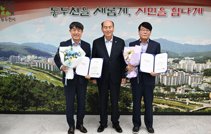 [동두천=뉴시스] 경기 동두천시가 시설관리공단의 경영 전문성과 운영의 투명성을 높이기 위해 신임 비상임이사에 김휘석, 이상국 2명을 임명했다고 13일 밝혔다. 2026.10.13. (사진=동두천시 제공) photo@newsis.com *재판매 및 DB 금지