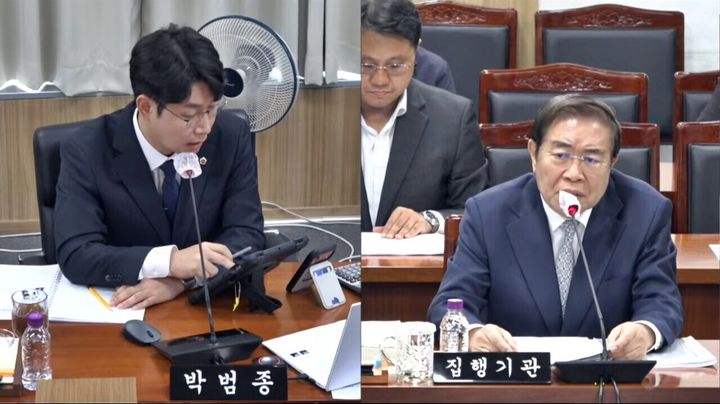 [세종=뉴시스] 박범종(왼쪽) 세종시의원이 권영걸 세종연구원장을 상대로 질의하고 있다. (사진=세종시의회 방송 캡처) 2026.10.13. photo@newsis.com *재판매 및 DB 금지
