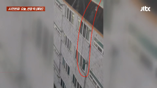 [서울=뉴시스] 충북 충주시의 한 건물 옥상에서 남성이 40여분 동안 아래에 주차된 차량을 향해 물을 뿌리는 모습. (사진=JTBC '사건반장' 캡처) *재판매 및 DB 금지