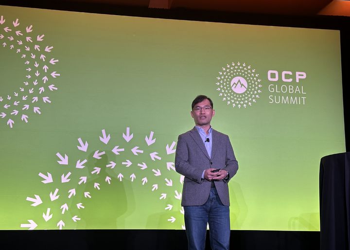 [서울=뉴시스] 12일(현지시간) 미국 실리콘밸리에서 열린 'OCP Global Summit 2026'에서 삼성전자 DS부문 메모리사업부 AE팀 심호준 상무가 발표하고 있다. (사진=삼성전자 제공). 2026.10.13. photo@newsis.com *재판매 및 DB 금지