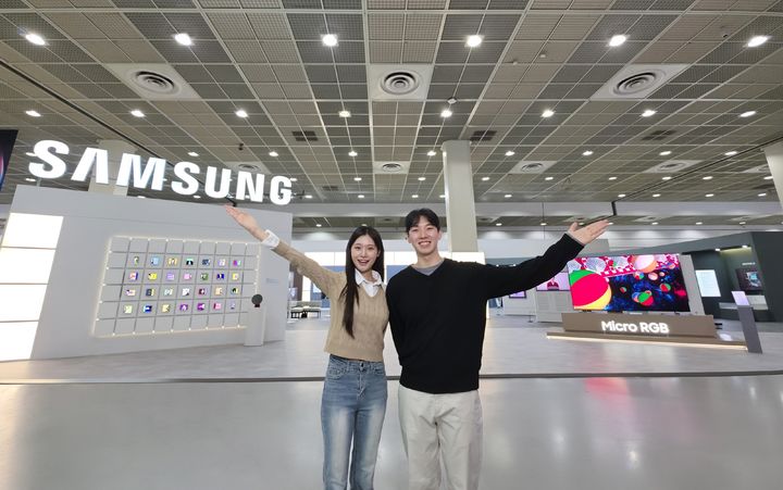 [서울=뉴시스]13일 서울 코엑스에서 개막한 'KES 2026(한국전자전)' 삼성전자관 전경. 삼성전자는 이번 전시에서 일상의 동반자가 되는 최신 AI 기술과 혁신 제품을 선보였다. (사진=삼성전자 제공) 2026.10.13. photo@newsis.com *재판매 및 DB 금지