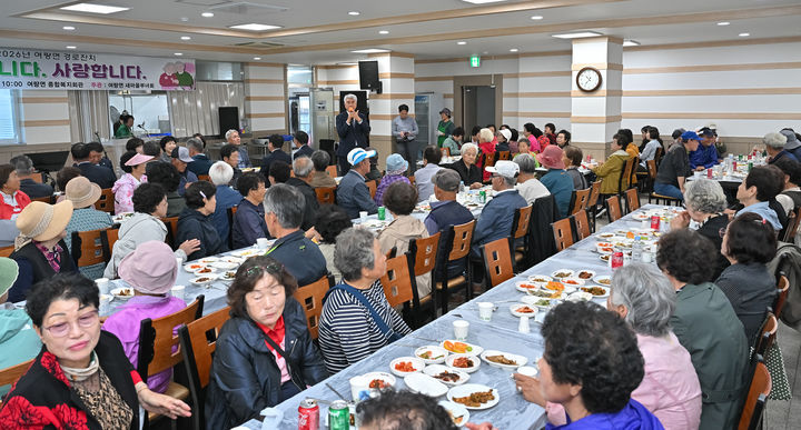 정선 여량면 새마을부녀회는 12일 여량면복지회관 연회장에서 지역 어르신 500여 명을 초청해 경로잔치를 개최하고 있다.(사진=정선군 제공) *재판매 및 DB 금지
