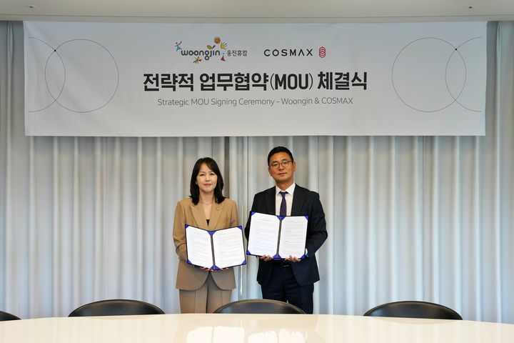 [서울=뉴시스] 웅진휴캄은 코스맥스와 화장품 사업 경쟁력 강화를 위한 전략적 업무협약(MOU)을 체결했다고 13일 밝혔다. (사진=웅진휴캄 제공) 2026.10.13. photo@newsis.com *재판매 및 DB 금지