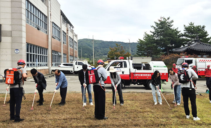 [산청=뉴시스] 산청군 산불교육(실습) (사진=산청군 제공) 2026. 10. 13. photo@newsis.com *재판매 및 DB 금지