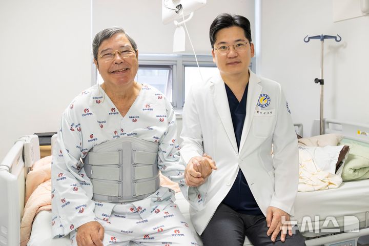 [서울=뉴시스] 미국인 의사 영 하이롬(Young Hiram)씨가 주치의 김성철 연세사랑병원 원장과 사진을 촬영하고 있다. (사진= 연세사랑병원 제공)