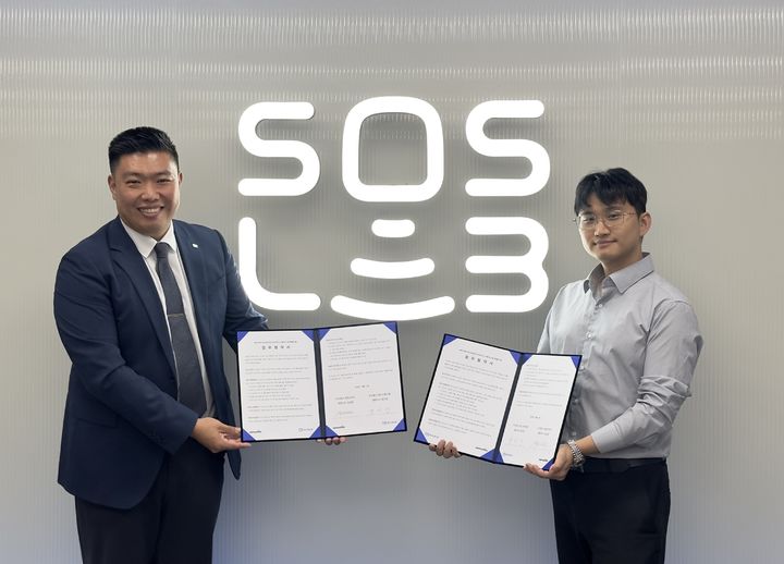 정지성 에스오에스랩 대표이사(왼쪽)와 김상엽 세뮤나이트 대표이사(오른쪽)가 기념촬영을 하고 있다. (사진=에스오에스랩) *재판매 및 DB 금지
