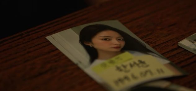 [서울=뉴시스] 남편의 액운을 받던 시누이의 건강이 악화하자 남편의 어머니와 무당이 다음 액받이 대상으로 현재 아내의 사진을 살펴보고 있다. (사진=유튜브 'play 채널A' 화면 캡쳐) 2026.10.13.