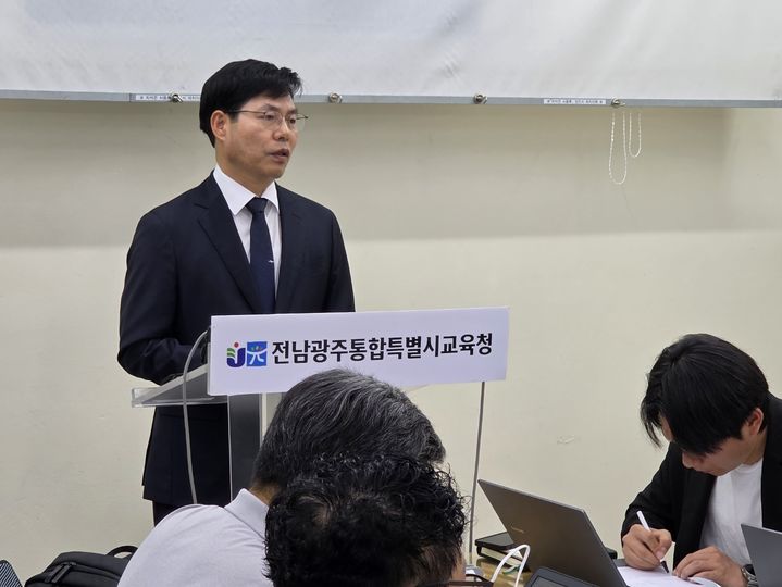 [전남광주=뉴시스] 구용희 기자 = 박철영 전남광주통합교육청 학교교육국장이 13일 오전 광주청사 기자실에서 서·논술형 평가 도입과 관련한 교육청의 입장을 설명하고 있다. 2026.10.13. persevere9@newsis.com *재판매 및 DB 금지