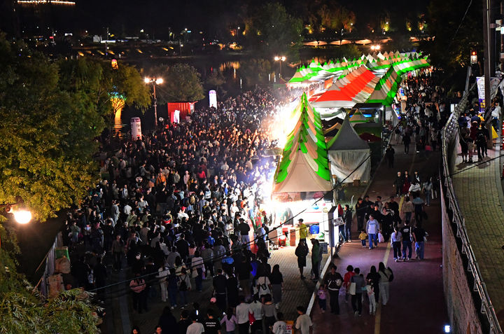 [진주=뉴시스]진주시 10월 축제 풍물시장 야경 모습.(사진=진주시 제공).2026.10.13.photo@newsis.com *재판매 및 DB 금지