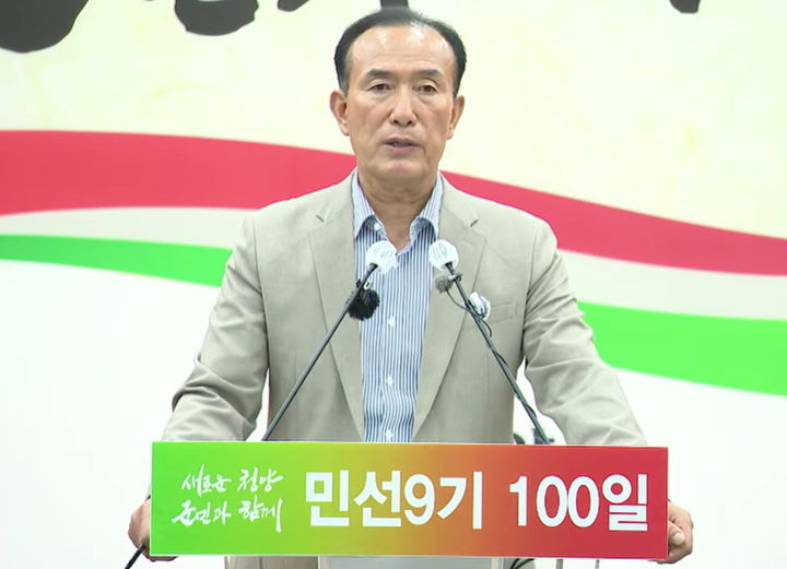 [청양=뉴시스] 조명휘 기자 = 김홍열 청양군수가 13일 군청 대회의실에서 취임 100일을 기념해 회견하고 있다. 2026.10.13. *재판매 및 DB 금지