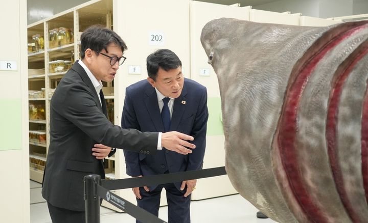 [서천=뉴시스] 유승광(오른쪽) 서천군수가 지난 8월 국립해양생물자원관을 방문해 전시물을 살펴보고 있다. (사진= 서천군 제공) *재판매 및 DB 금지