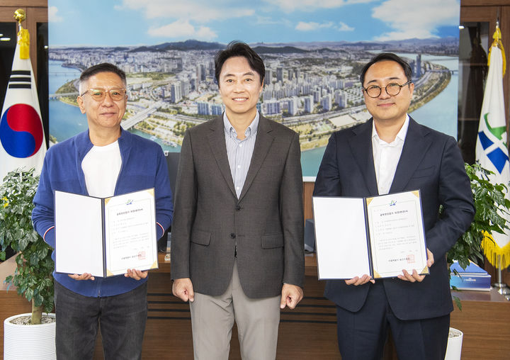 [서울=뉴시스] 김경대 용산구청장(가운데)이 이태원앤틱가구거리, 경리단길 골목형상점가 상인회장들과 기념촬영을 하고 있다. (사진=용산구 제공) 2026.10.13. photo@newsis.com *재판매 및 DB 금지