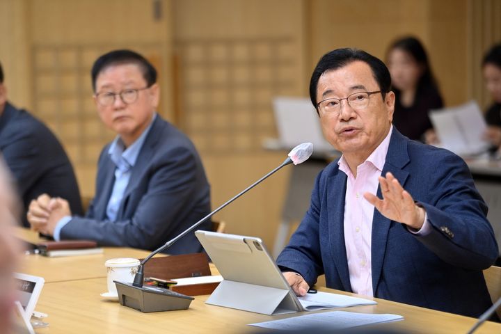 이현재 하남시장이 국별 핵심업무 점검회의에서 서울대 국토문제연구소 문소현 연구원의 연구 결과를 공유하고 있다. (사진=하남시 제공) photo@newsis.com *재판매 및 DB 금지