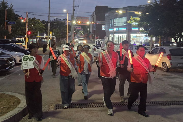 [창녕=뉴시스] 창녕군아동위원협의회가 달빛지킴이데이 활동을 하고 있다. (사진=창녕군아동위원협의회 제공) 2026.10.13. photo@newsis.com *재판매 및 DB 금지