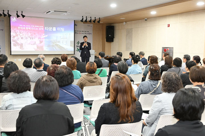 [안산=뉴시스] 이민근 경기 안산시장이 12일 월피예술도서관에서 진행한 타운홀미팅에서 인사말을 하고 있다. (사진=안산시 제공) 2026.10.13. photo@newsis.com *재판매 및 DB 금지