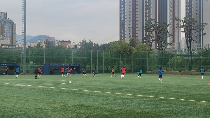 [천안=뉴시스] 최영민 기자=13일 오전 천안축구센터 인조구장에서 천안시티FC 선수 공개 테스트가 진행되고 있다. 2026.10.13 ymchoi@newsis.com *재판매 및 DB 금지