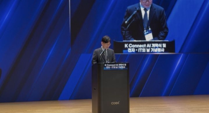 [서울=뉴시스] 박나리 기자 = 용석우 한국전자정보통신산업진흥회(KEA) 회장 겸 삼성전자 사장이 13일 서울 강남구 코엑스에서 열린 '제57회 한국전자전(KES 2026)' 개막식에서 환영사를 하고 있다. 2026.10.13. parknr@newsis.com *재판매 및 DB 금지 *재판매 및 DB 금지