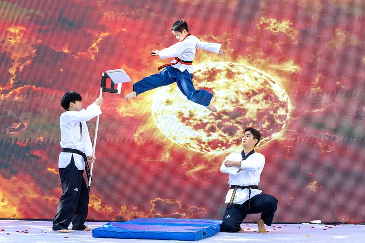 [원주=뉴시스] 원주교육축제 '함께열자! 동행'에서 학생들이 태권도 시범을 선보이고 있다. (사진=원주시 제공) 2026.10.13. photo@newsis.com *재판매 및 DB 금지