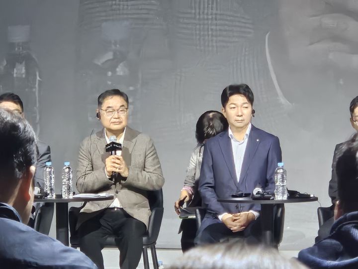 [서울=뉴시스] 남주현 기자 = 콘야마 마나부 렉서스코리아 사장이 13일 오전 서울 광진구 워커힐 호텔앤리조트 빛의 시어터에서 열린 '올 뉴 ES' 미디어 컨퍼런스에서 질문을 받고 있다. 2026.10.13. njh32@newsis.com *재판매 및 DB 금지