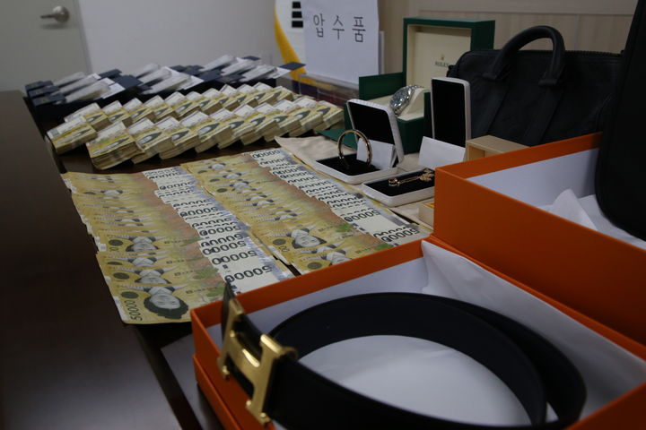 [청주=뉴시스] 경찰이 보이스피싱 자금 조직을 통해 압수한 물품들. (사진=청주청원경찰서 제공) *재판매 및 DB 금지