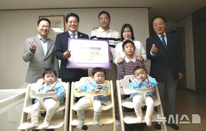 [안양=뉴시스] 김재일 뉴젠스 대표(왼쪽부터), 최대호 안양시장, 배해동 안양과천상공회의소 회장(사진 오른쪽)이 석수2동의 세쌍둥이 출생 가정을 방문해 가족들과 축하 기념촬영을 하고 있다.(사진=안양시 제공).2026.10.13. photo@newsis.com 
