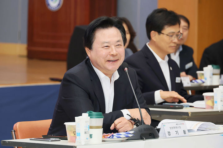 [창원=뉴시스] 강기윤 경남 창원시장이 13일 오전 시청 시민홀에서 제5대 시정 출범 100일 기자간담회를 갖고 있다. (사진=창원시 제공) 2026.10.13. photo@newsis.com *재판매 및 DB 금지