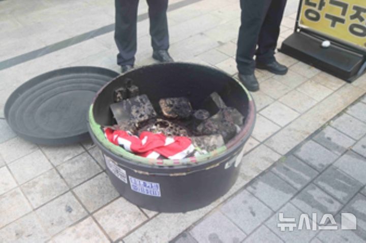 [인천=뉴시스] 지난 12일 오후 5시20분께 인천 서해구 신현동의 한 상가 앞 입간판에 불이 났다. (사진=인천소방본부 제공) 2026.10.13. photo@newsis.com