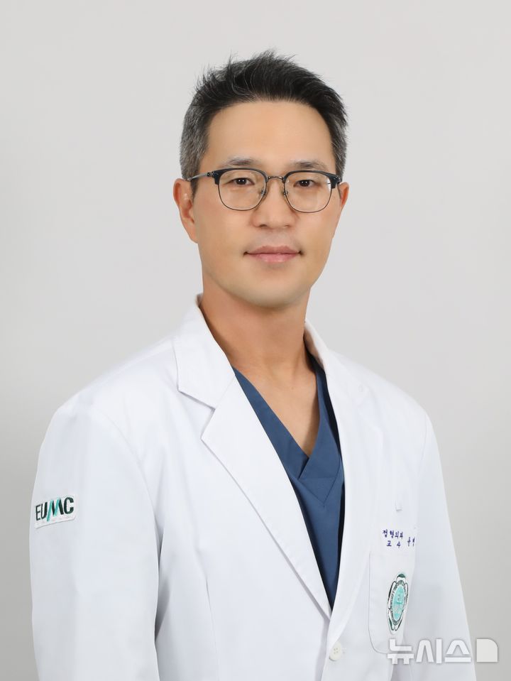 [서울=뉴시스] 윤병호 이대목동병원 정형외과 교수. (사진= 이대목동병원 제공)