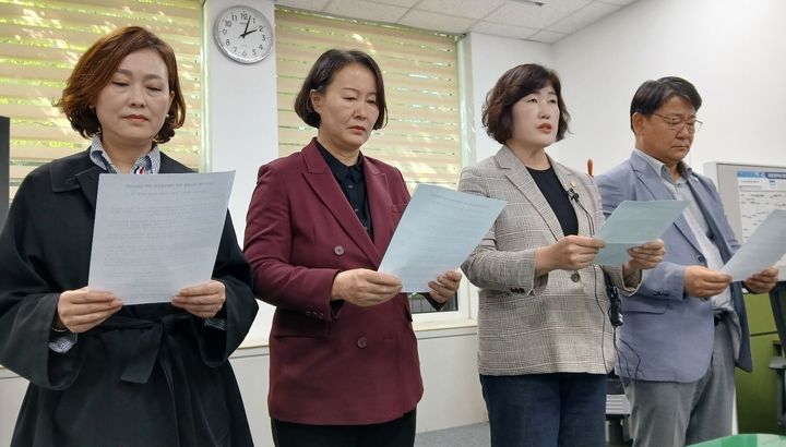 [대전=뉴시스] 조명휘 기자 = 더불어민주당 소속 대덕구의원들이 13일 오후 대전시의회 기자실에서 회견을 열어 전반기 의장직을 양보하겠다고 밝히고 있다. 2026.10.13. joemedia@newsis.com&nbsp; *재판매 및 DB 금지