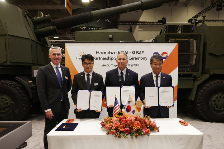 [서울=뉴시스] 한화그룹, 한미동맹재단, 주한미군전우회 관계자들이 미국 워싱턴 D.C.에서 기념 촬영하는 모습. (사진=한화) 2026.10.13 photo@newsis.com *재판매 및 DB 금지 *재판매 및 DB 금지